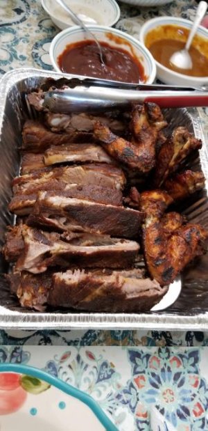 20190810RibsnWingswSauces (1470 x 3024).jpg